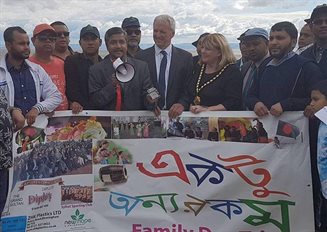 Council Leader Cllr John Thomas and Mayor of the Vale of Glamorgan Cllr Janice Charles with members of a Bangladeshi community group from Birmingham