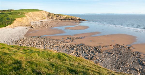 https://www.valeofglamorgan.gov.uk/Images/Coast/Dunraven-Bay-Southerndown-Cropped-600x313.jpg