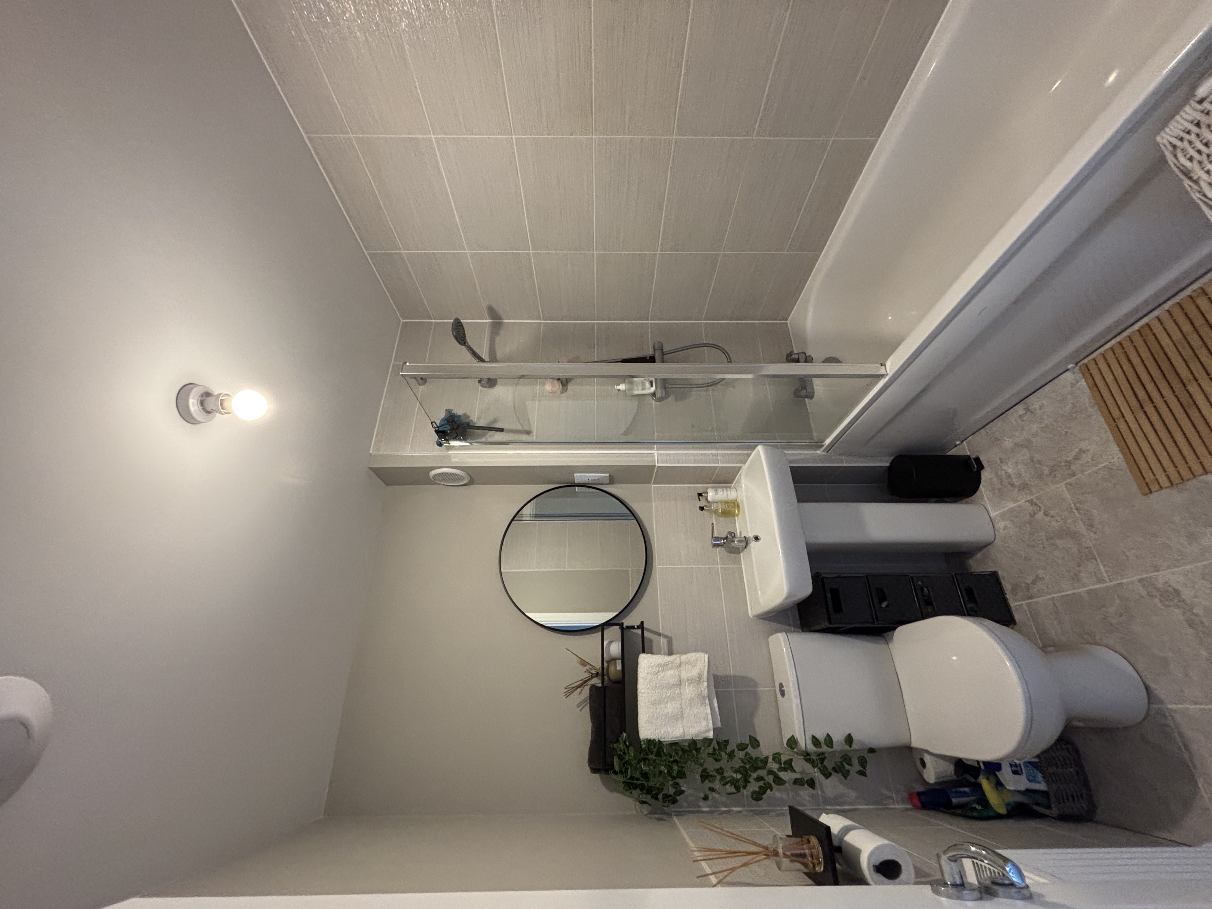 12 Fitzhamon Close Family Bathroom