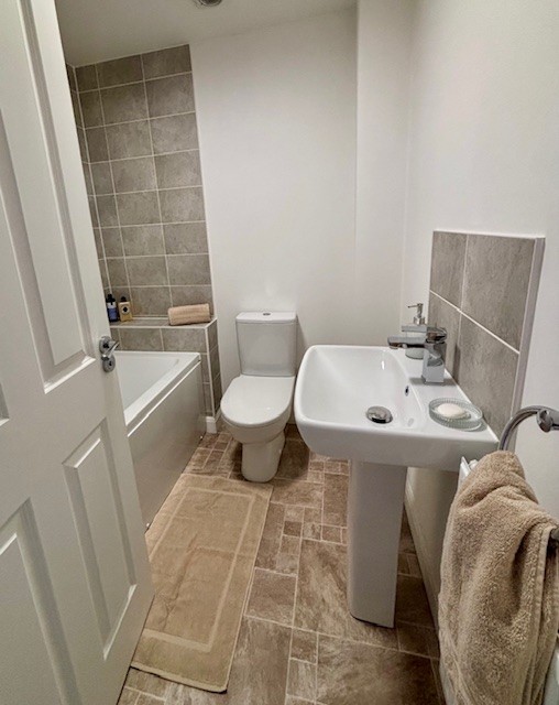 27 Clos Yr Ysgol - Bathroom