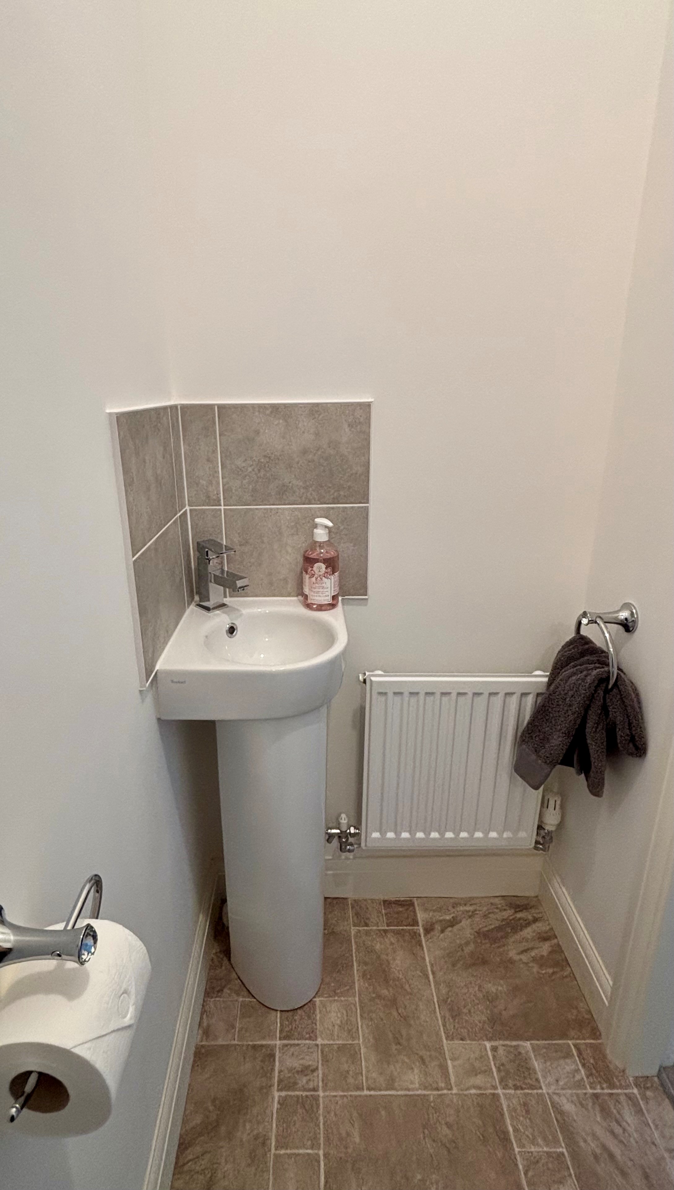 27 Clos Yr Ysgol - Downstairs Toilet 2