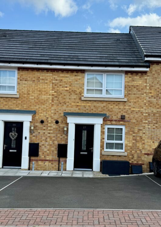 27 Clos Yr Ysgol - Front-of-House