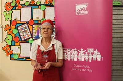 Shirley Curnick with her award
